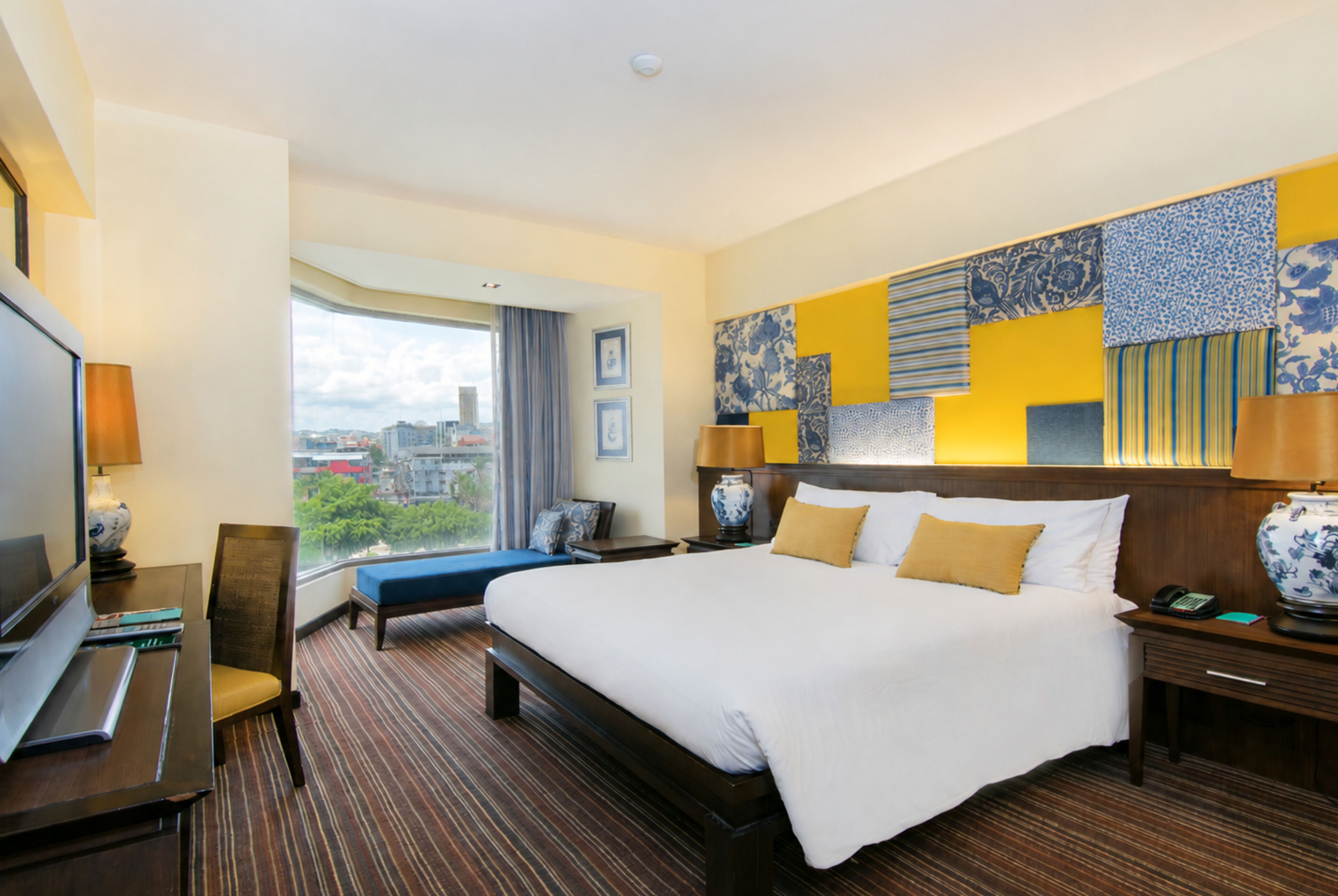 Theme Suite | Minibar, in-room safe, desk, blackout drapes