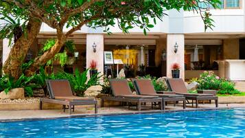 2 outdoor pools, sun loungers
