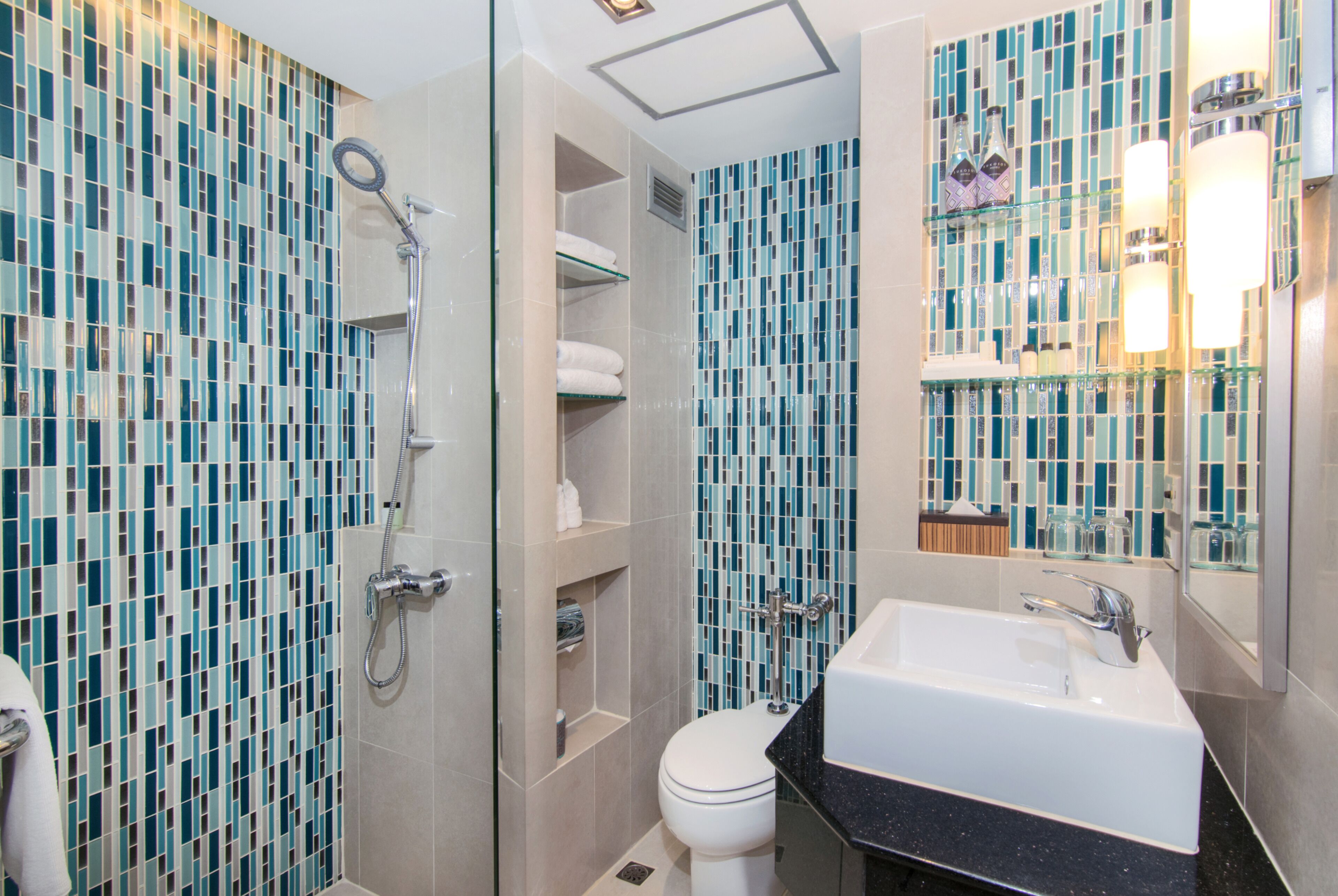 Kostenlose Toilettenartikel, Haartrockner, Bademäntel, Hausschuhe