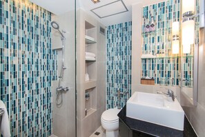 Gratis toiletartikelen, een haardroger, badjassen, pantoffels