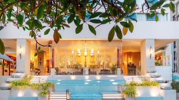 2 hồ bơi ngoài trời, ghế dài tắm nắng