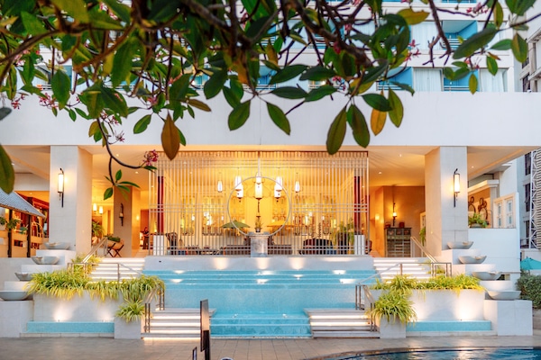 2 outdoor pools, sun loungers