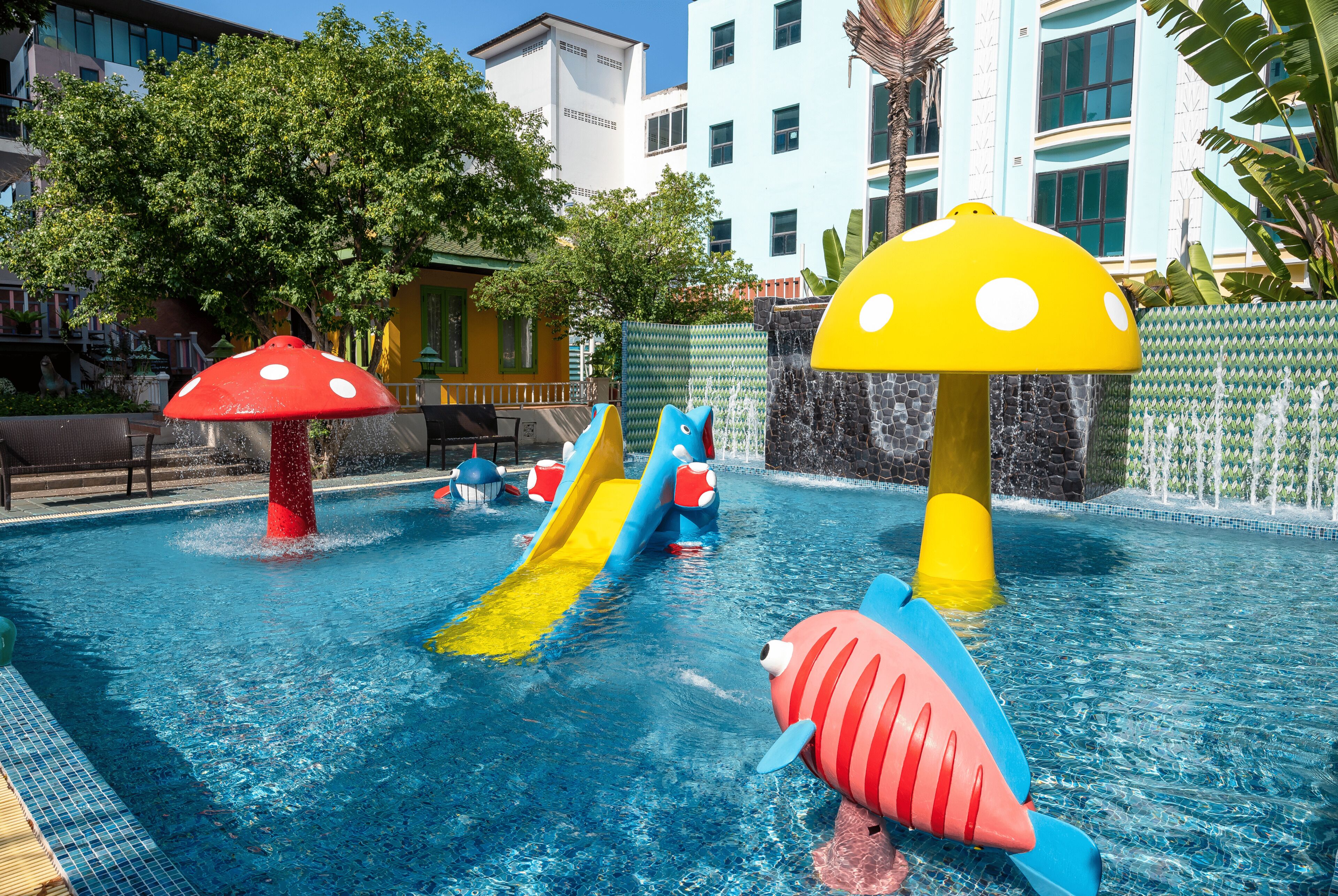 2 albercas al aire libre y camastros 