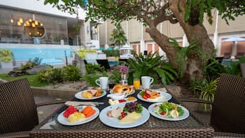 Daily buffet breakfast (THB 750 per person)