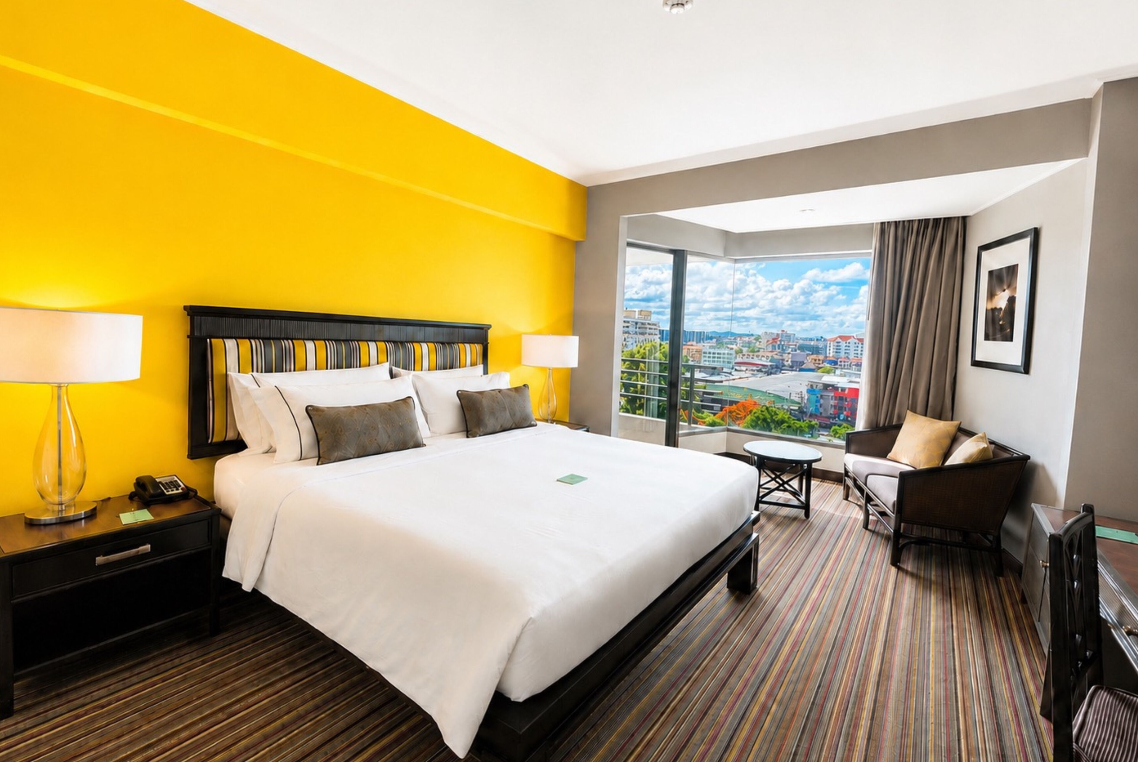Deluxe City View King Bed | 시내 전망