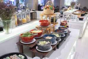 Petit déjeuner buffet servi tous les jours en supplément