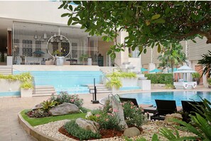 2 outdoor pools, pool loungers - The Bayview Hotel Pattaya (Pattaya)