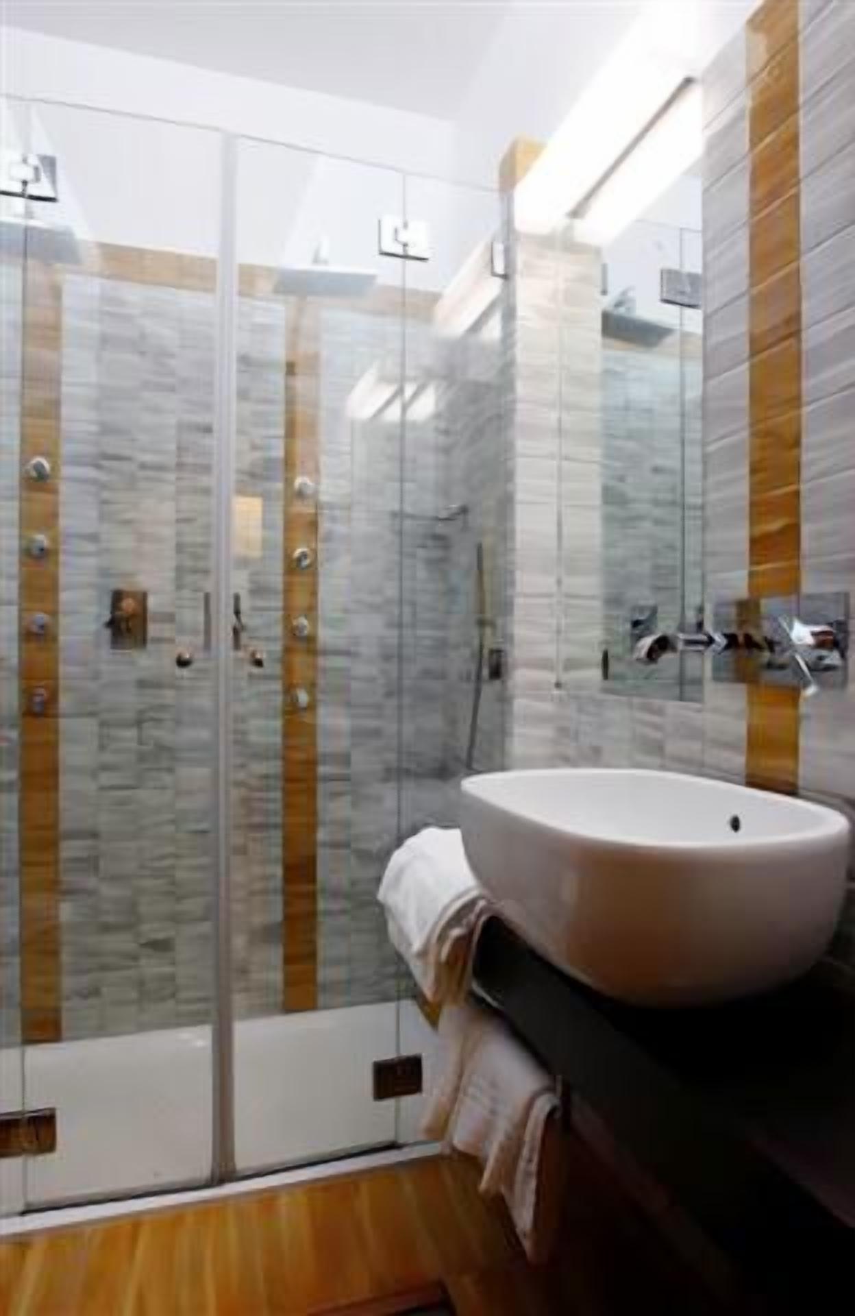 shower, free toiletries, hair dryer, bidet