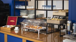Ein Frühstücksbuffet mit Gebäck, Kaffee und Tee.
