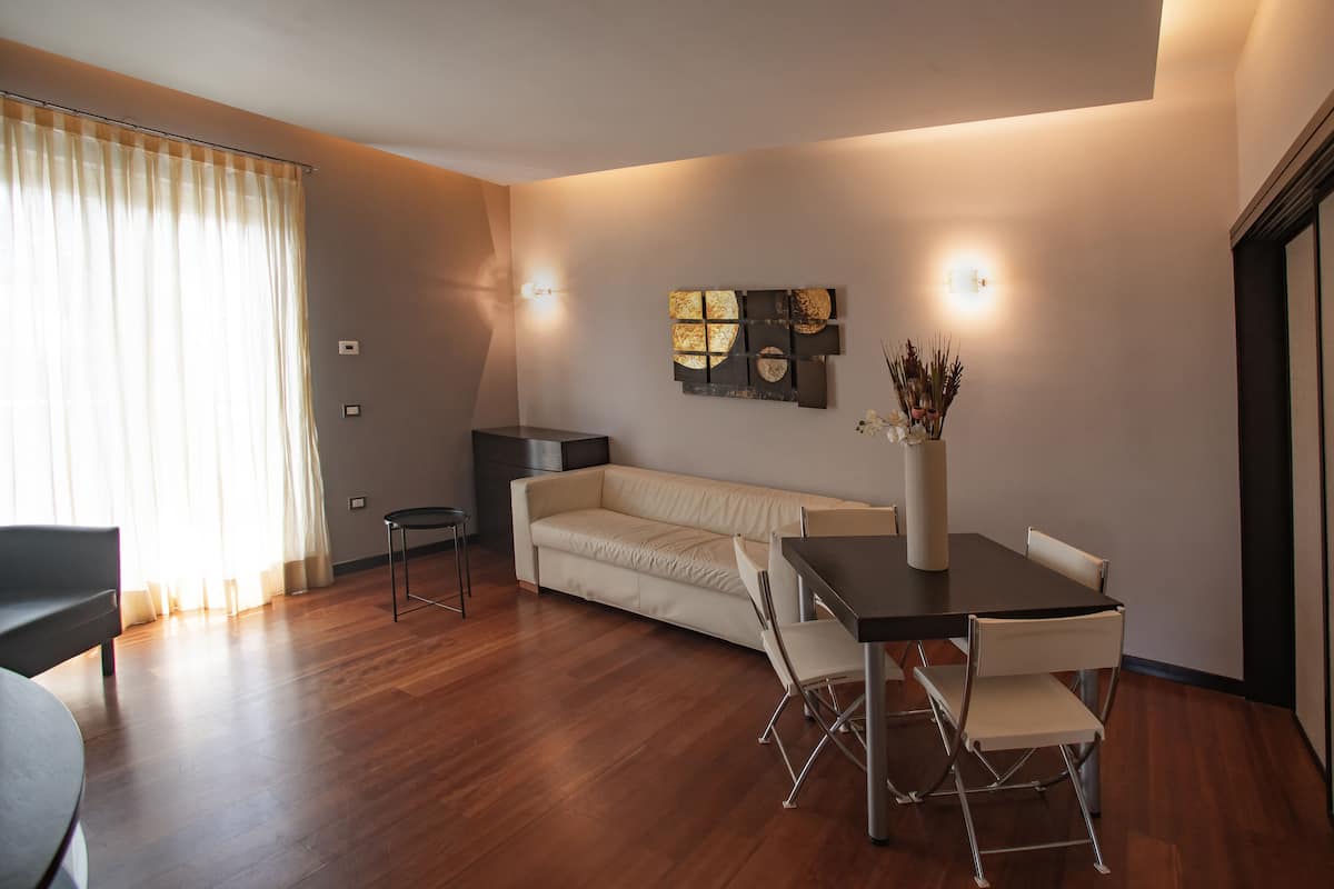Appartement | 1 chambre, coffres-forts dans les chambres, bureau