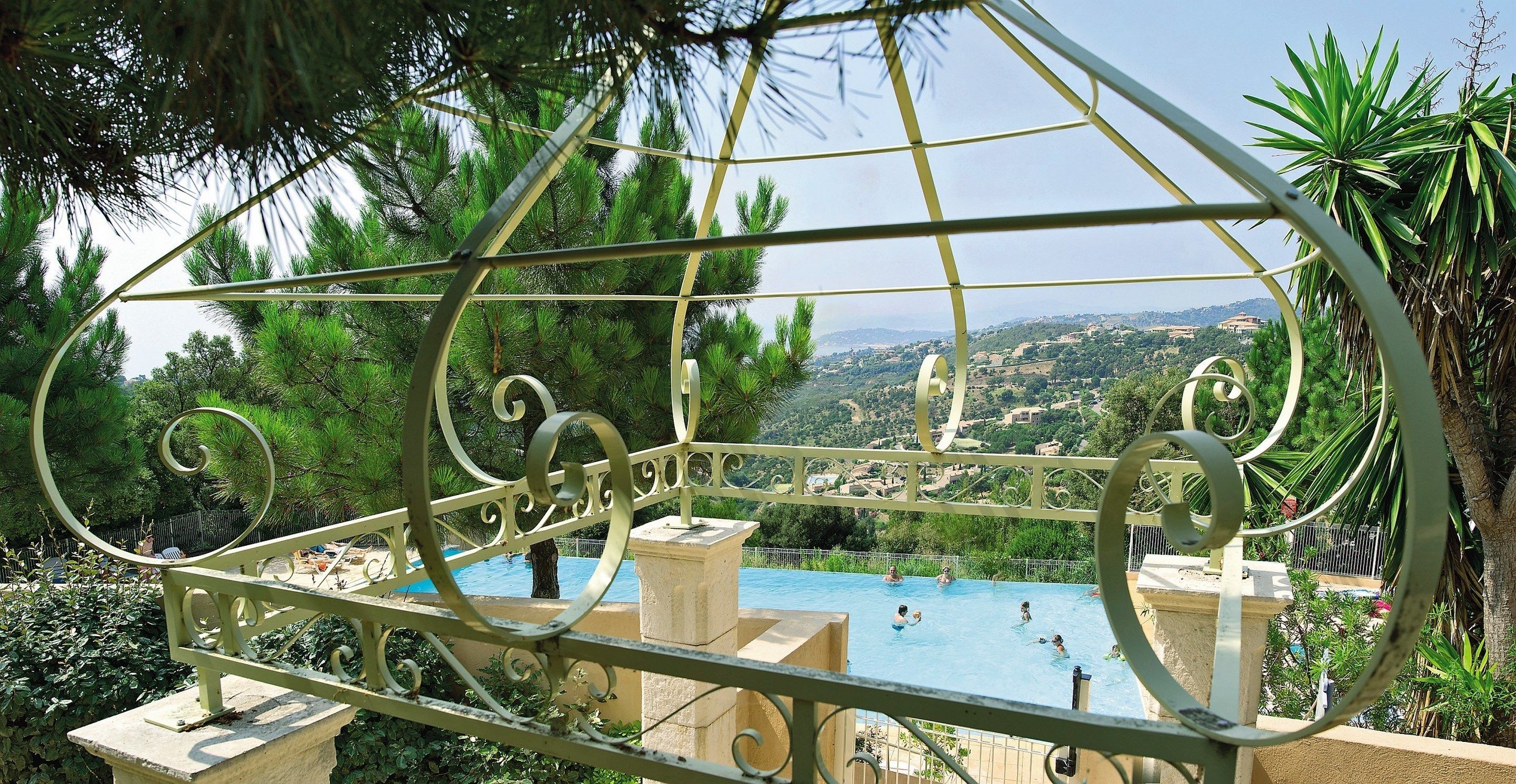 3 outdoor pools, pool umbrellas, sun loungers