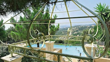 3 outdoor pools, pool umbrellas, sun loungers