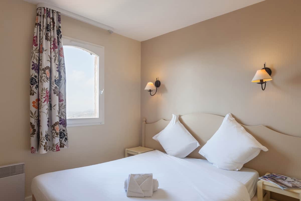 Iron/ironing board (on request), cribs (surcharge), WiFi (free)