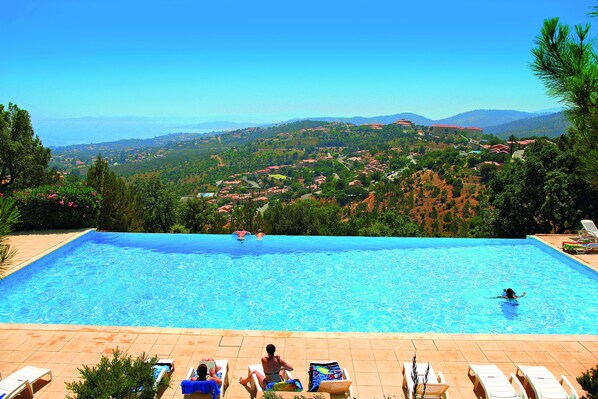 3 outdoor pools, pool umbrellas, pool loungers