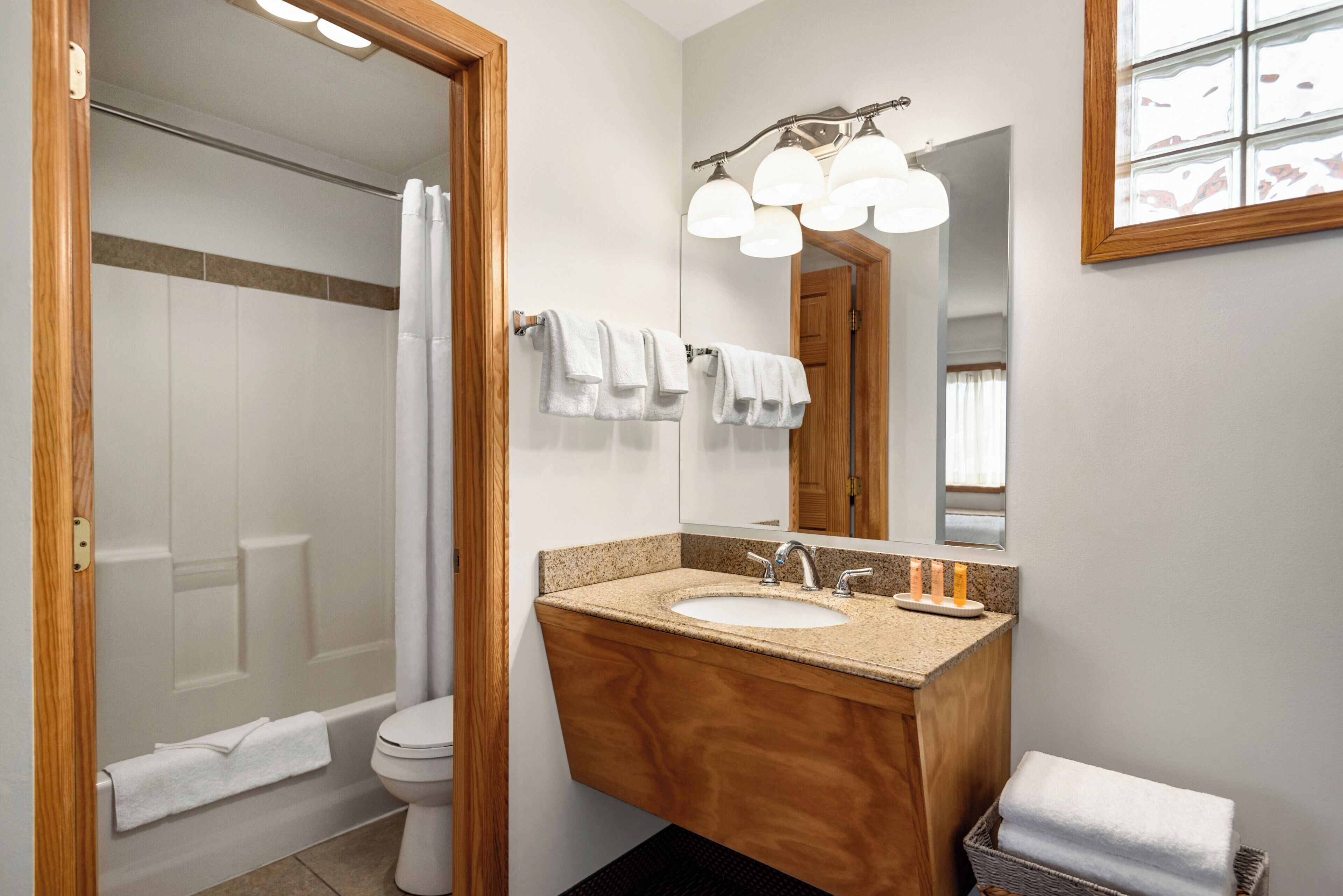 combined shower/bathtub, deep-soaking bathtub, free toiletries