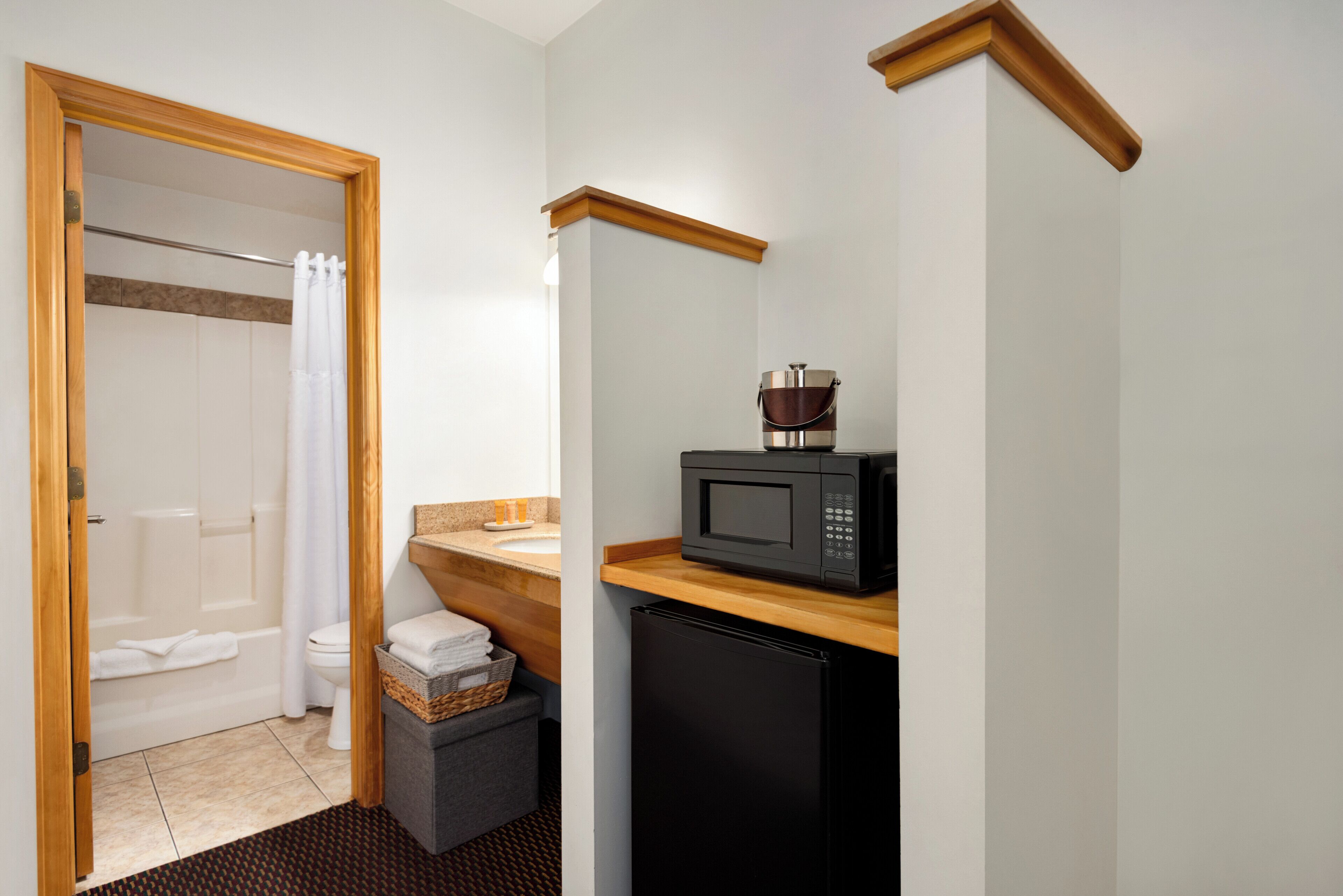 Combined shower/tub, free toiletries, hair dryer, towels