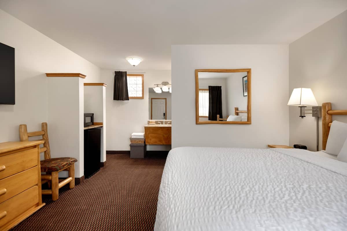 1 bedroom, blackout drapes, iron/ironing board, free WiFi