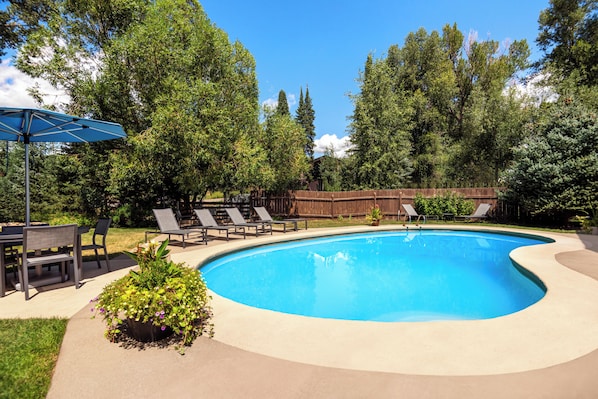 Seasonal outdoor pool - The Nordic Lodge (Steamboat Springs)