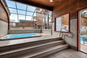 Indoor spa tub - The Nordic Lodge (Steamboat Springs)