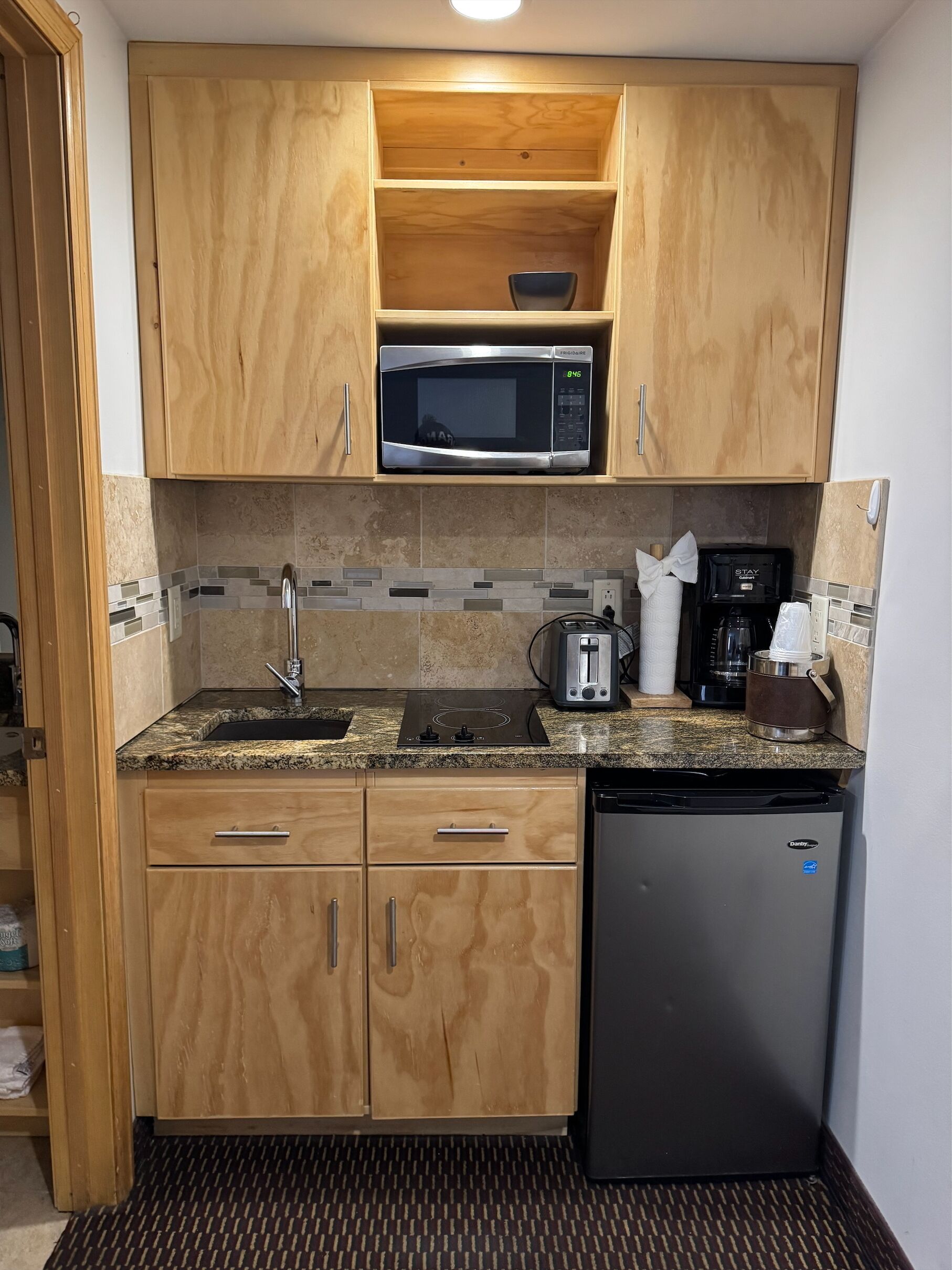 deluxe studio | blackout curtains, iron/ironing board, free wifi, bed sheets