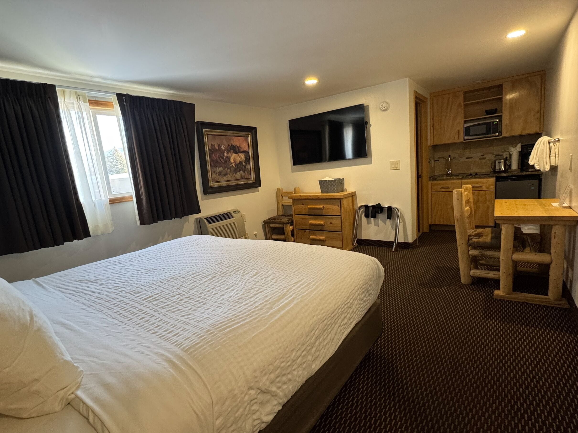 Blendingsgardiner, strykejern/-brett og reiseseng for barn