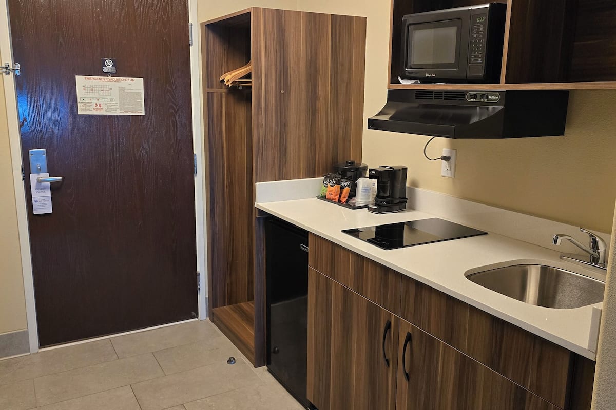 fridge, microwave, coffee/tea maker