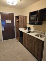 Refrigerador, microondas, cafetera/tetera