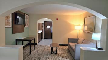 ์ค์ํธ, ์นจ๋(์ฌ๋ฌ ๊ฐ), ๊ธ์ฐ, ๋์ฅ๊ณ ๋ฐ ์ ์๋ ์ธ์ง (Oversized Room) | ๊ฑฐ์ค ๊ณต๊ฐ | TV