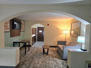 Suite, plusieurs lits, non-fumeur, réfrigérateur et four à micro-ondes (Oversized Room) | Coin séjour