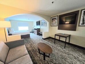 套房, 1 张特大床, 无烟房, 冰箱和微波炉 | 加厚床垫、办公桌、笔记本电脑工作区、熨斗/熨衣板