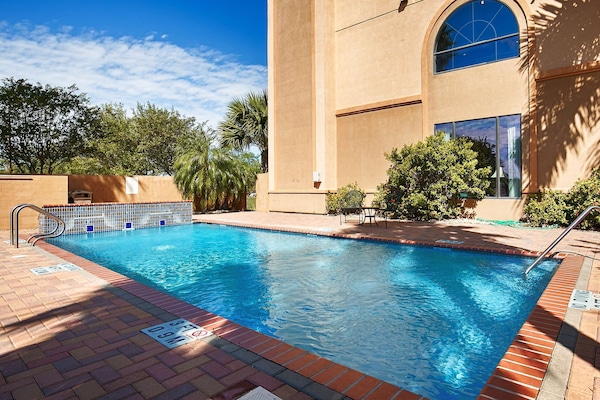 Piscina externa, espreguiçadeiras