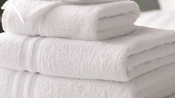 Vòi sen/bồn tắm kết hợp, máy sấy tóc, khăn tắm