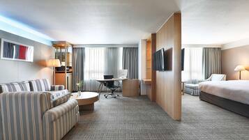 Suite, 1 King Bed, Non Smoking (Living Room)