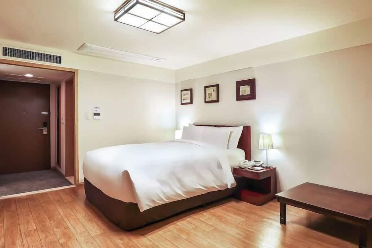 Down comforters, in-room safe, desk, blackout drapes