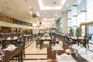 Petit déjeuner, déjeuner et dîner servis sur place