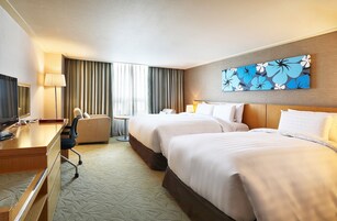 Down duvets, in-room safe, desk, blackout curtains