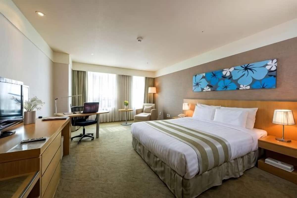 Down comforters, in-room safe, desk, blackout drapes