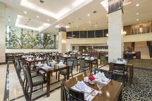 Breakfast, lunch, dinner served; American cuisine  - Best Western Premier Incheon Airport (Incheon)