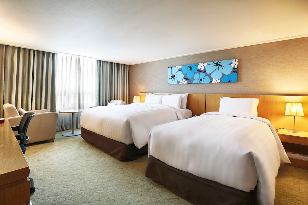 Rom – deluxe, flere senger, ikke-røyk, kjøleskap | Dundyner, safe på rommet, skrivebord og blendingsgardiner