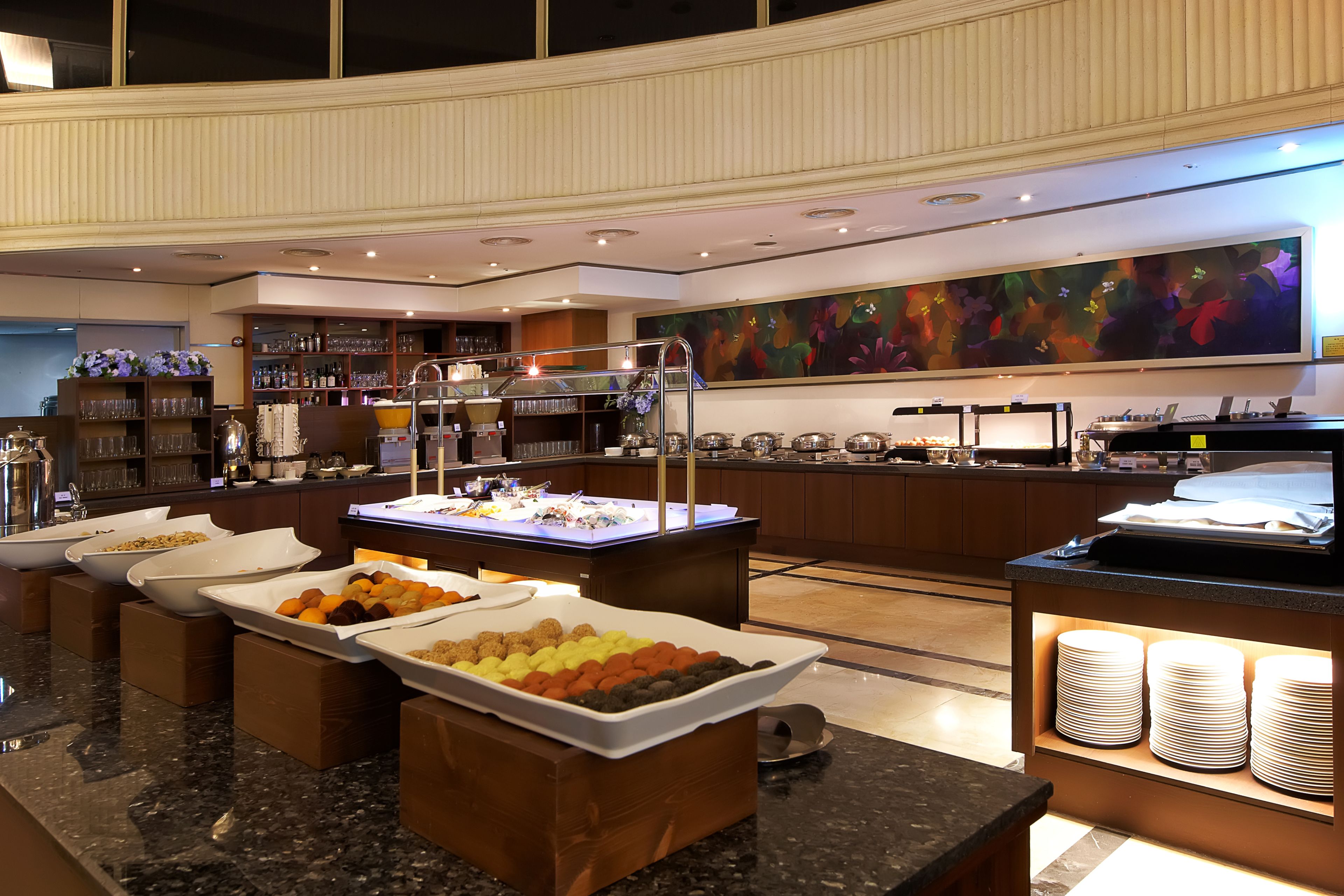 Daily buffet breakfast (KRW 33000 per person)