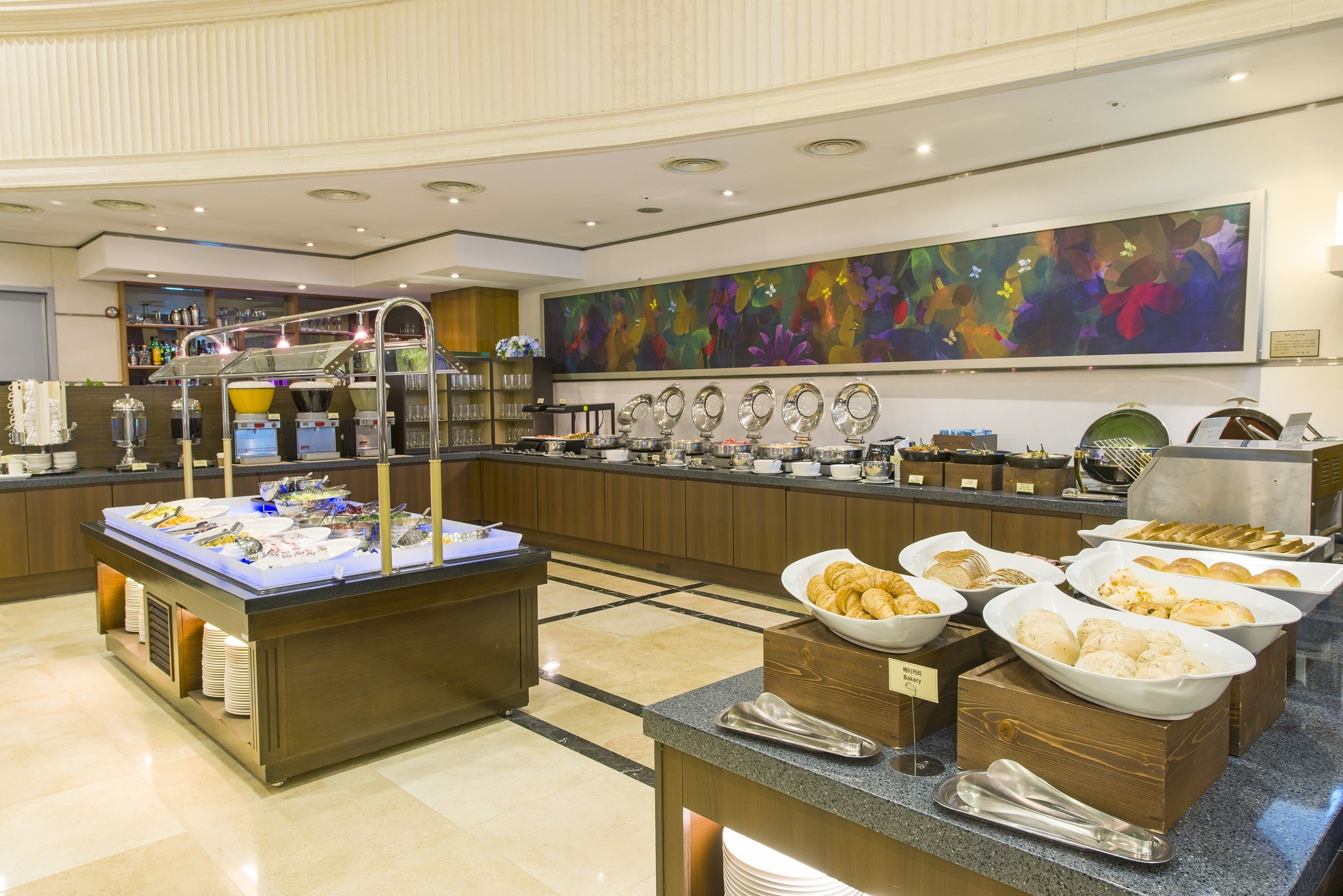 breakfast, lunch, dinner served; american cuisine