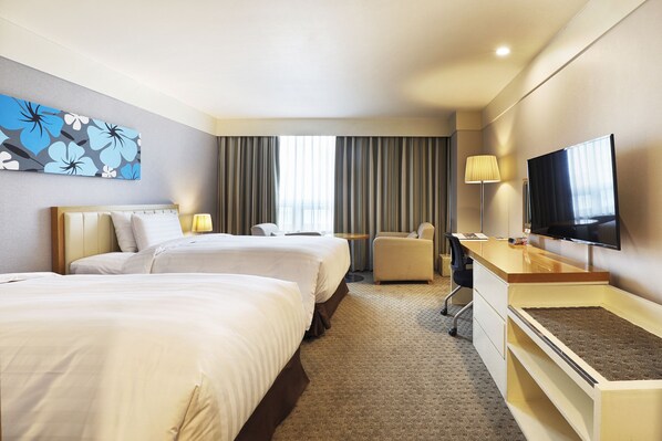 Premier Twin | Down comforters, in-room safe, desk, blackout drapes