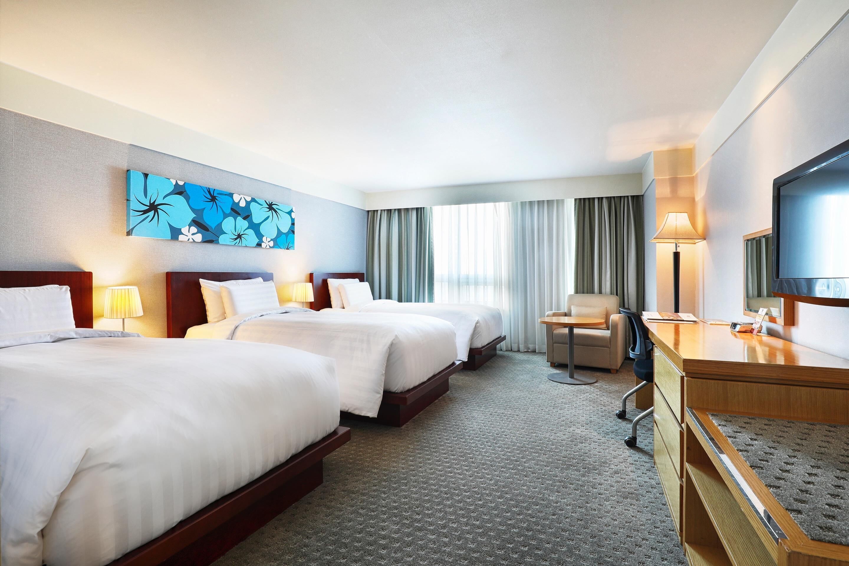 Down comforters, in-room safe, desk, blackout drapes