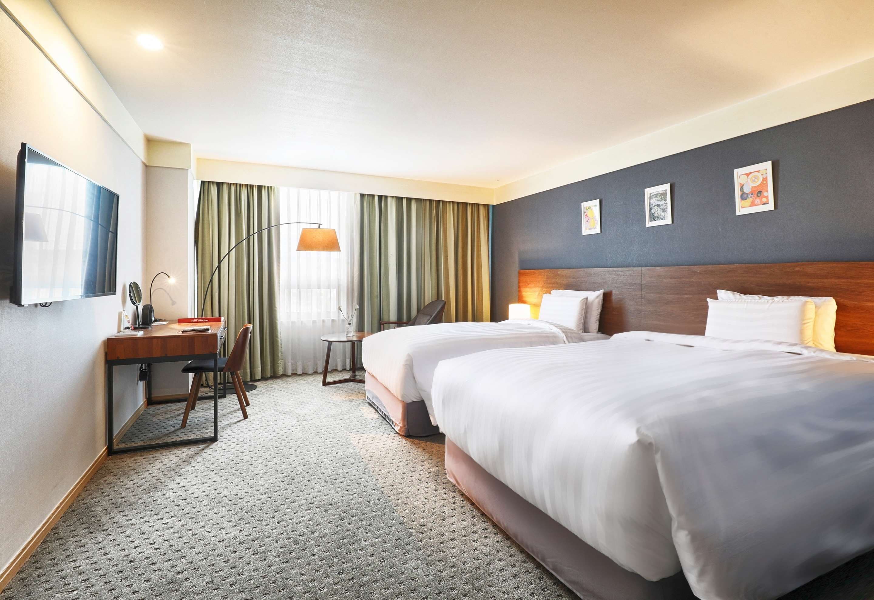 Executive Twin (1 Day Free Minibar ) | Dundyner, safe på rommet, skrivebord og blendingsgardiner