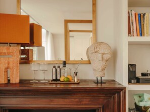 Suíte estúdio, terraço, vista para a cidade | Cofres nos quartos, escrivaninha, espaço de trabalho para notebook