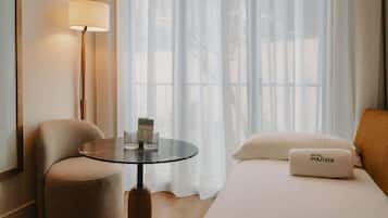 SĂšche-cheveux, peignoirs, chaussons, serviettes fournies