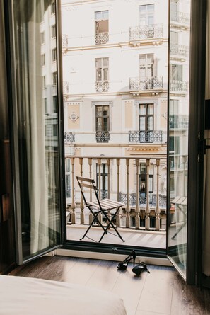 Caja de seguridad en la habitación y escritorio 