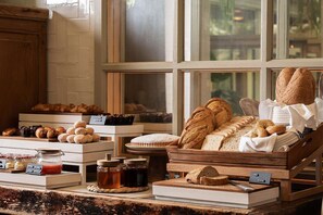 Desayuno buffet diario (EUR 22 por persona)