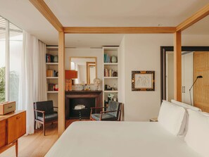 Suíte estúdio, terraço, vista para a cidade | Cofres nos quartos, escrivaninha, espaço de trabalho para notebook