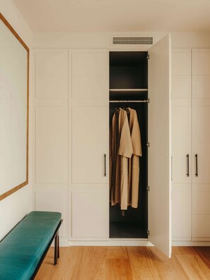 Studiosviitti, terassi, kaupunkinäköala | Tallelokero huoneessa, työpöytä